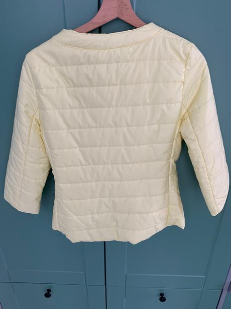 Žltá jarná bundička, s