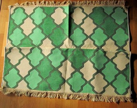 Tkaný koberec so strapcami z bonami, 