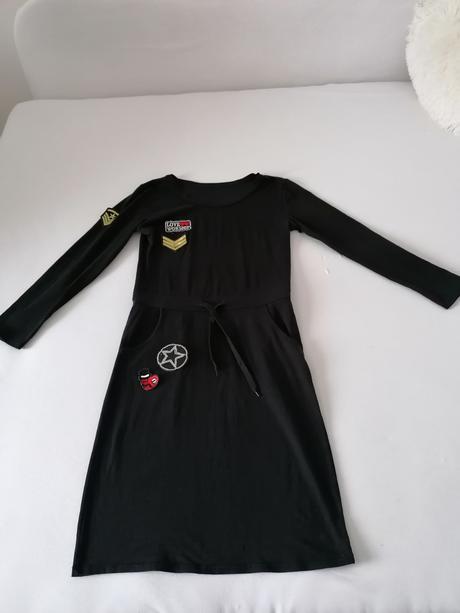 Šaty s nášivkami, s