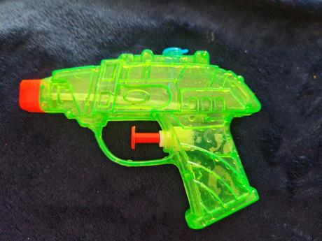 Striekacia pištoľka cca 10-15 cm, 