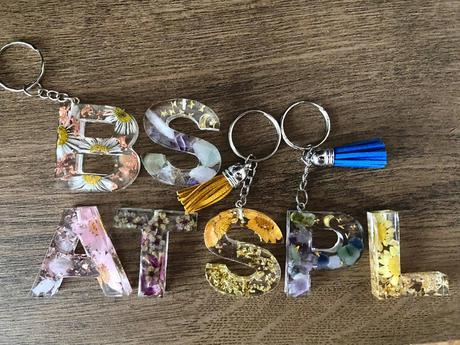 Ručne vyrobené živicové kľúčenky, 