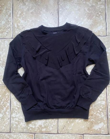 Čierna mikina s volánom reserved, reserved,s