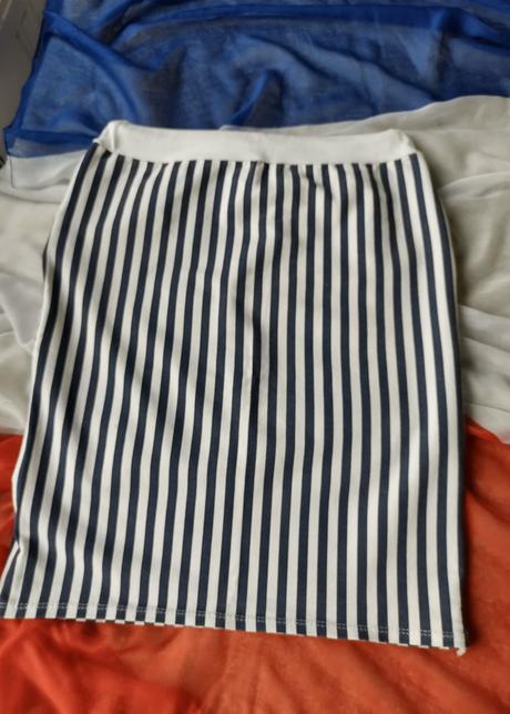 Sukňa - zvislý pásik (predlžuje nohy), s
