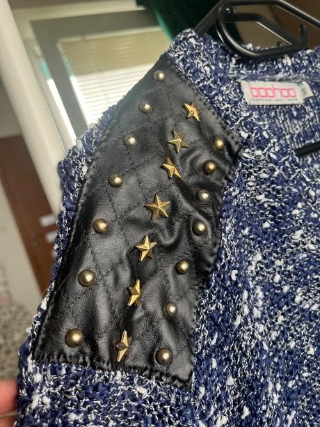 Boohoo modry svetrik sveter s vybijanymi ramenami, s