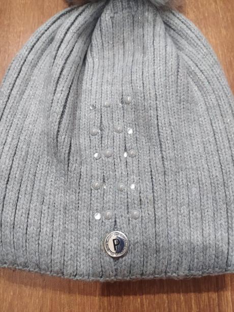 Čiapka zdobena kamienkami, 