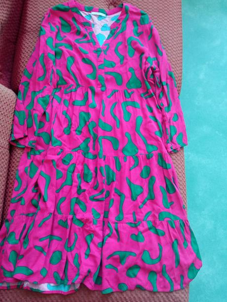 Elegantné cyklamenové šaty, s