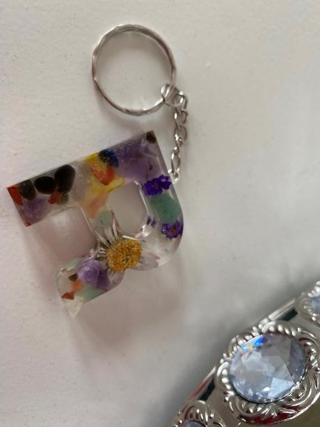 Ručne vyrobené živicové kľúčenky, 