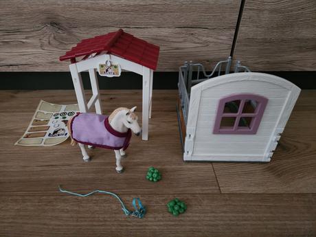 Schleich stajňa s prístreškom, koňom a doplnkami, 