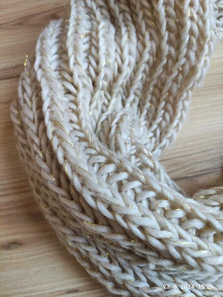 Béžovo-zlatý tubový šál,