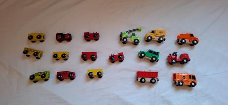 Drevený vláčik a autíčka, aj po kusoch 0,5 eur, 