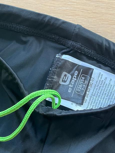 Cyklistické tričko a kraťasy, 128