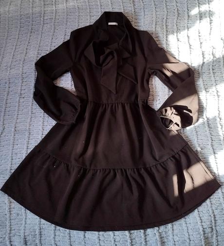 Čierne šaty s mašľou na krku, 38