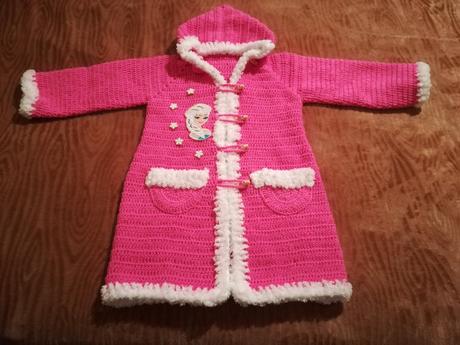 Háčkovaný kabátik v štýle frozen 02,
