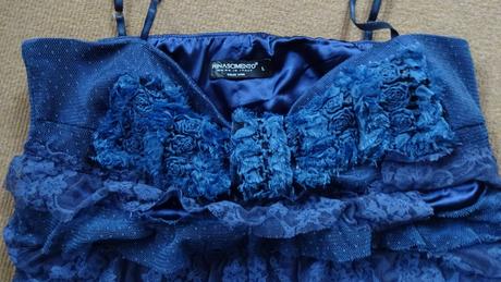 Tmavomodré šaty rinascimento, l