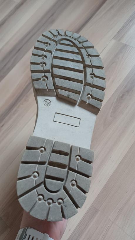 Bledé krémové workery, 36