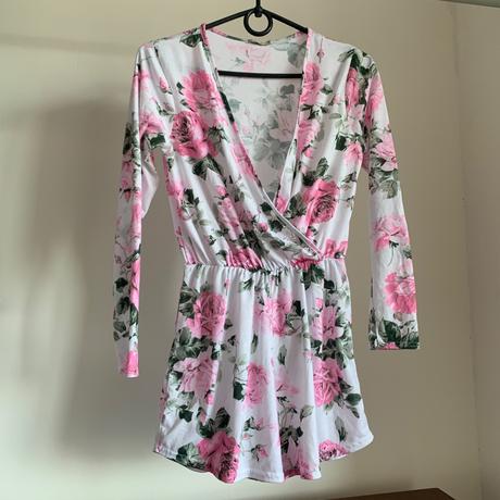 Overal s motivem ruzovych kvetin, m