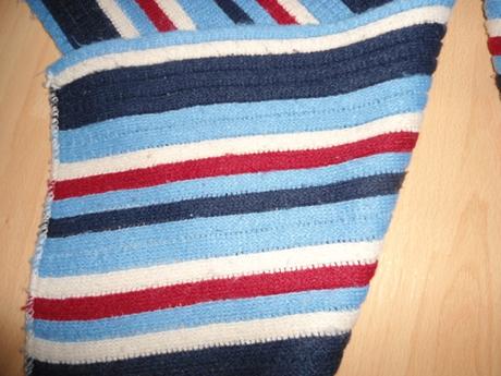 Modro-cerveny šál pásik, 