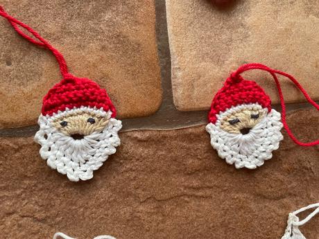 Bielo červene hackovane ozdoby na stromcek, 