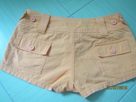 Kratasky vyborne sedia v peknom odtieni, s