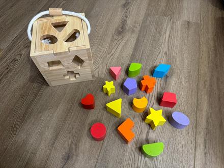 Jouéco drevená vkladačka kocka,