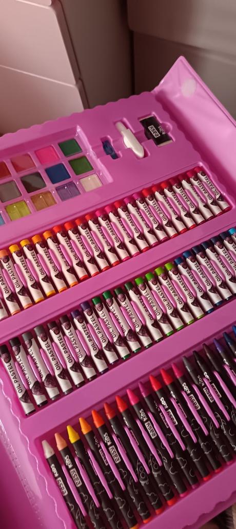 Obrovský kufrík s množstvom farbičiek,fixiek,