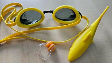Speedo okuliare, štipec na nos a hračka žralok, 