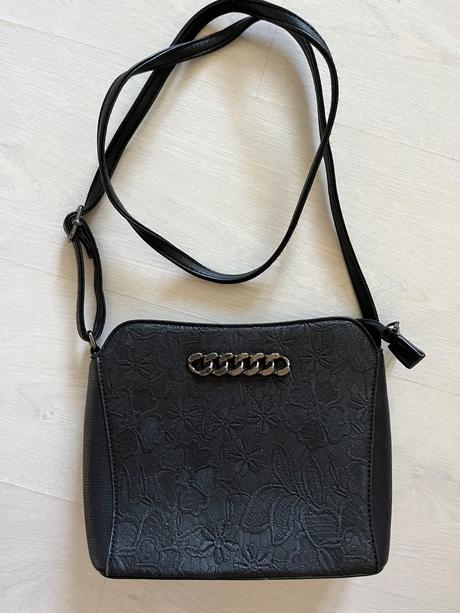 Cierna crossbody kabelka, 