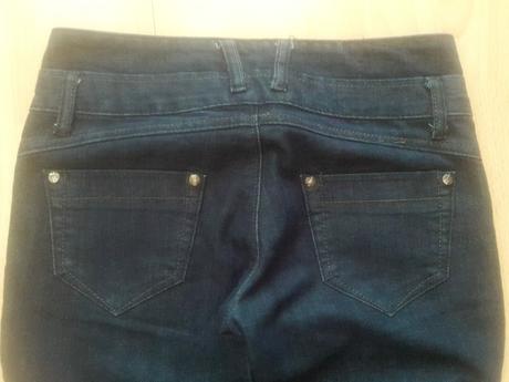 Tmavomodre rifle s patentom, 36