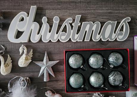 Ozdoby na stromček- biele vianoce- gule, svetielka, 