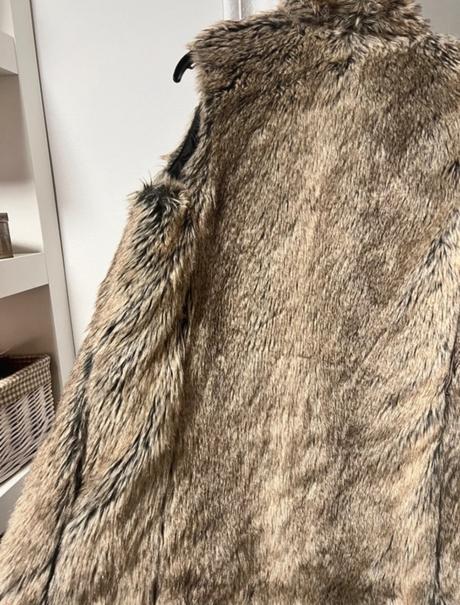 Kožušinova vesta, bershka,s