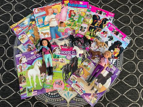Sada koníkov, bábik jazdkýň a časopisov,