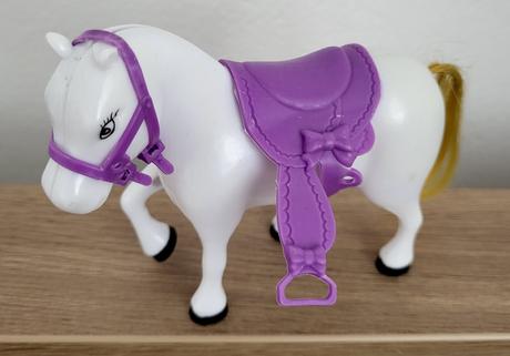 Kôň s fialovým postrojom,