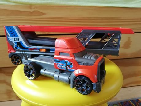 Hot wheels strielaci kamion,