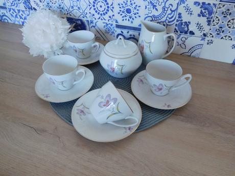 Porcelánové šálky,podšálky,cukorníčka,mliekovník., 