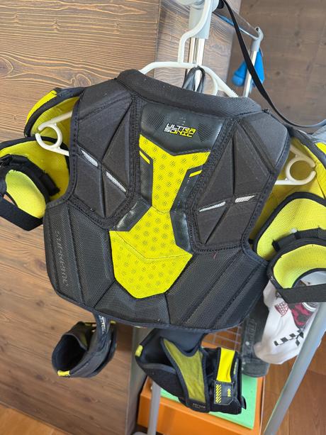 Hokejová vesta a laketniky bauer supreme, bauer,s