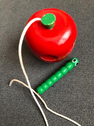 Jablko s červíkom,