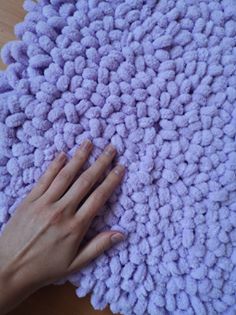 Fialový ručne vyrobený koberček z mäkkej priadze,