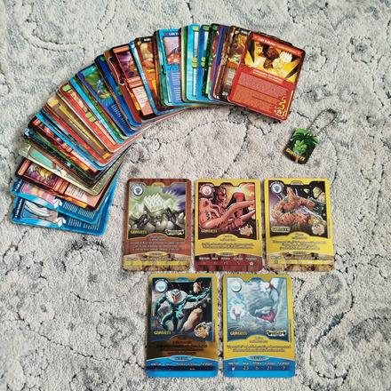 Kartičky gormiti 81ks + kovová známka,