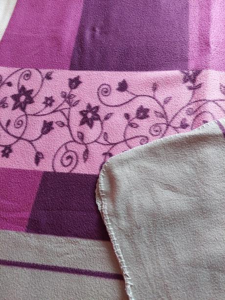 Deka fialova so vzorom., 