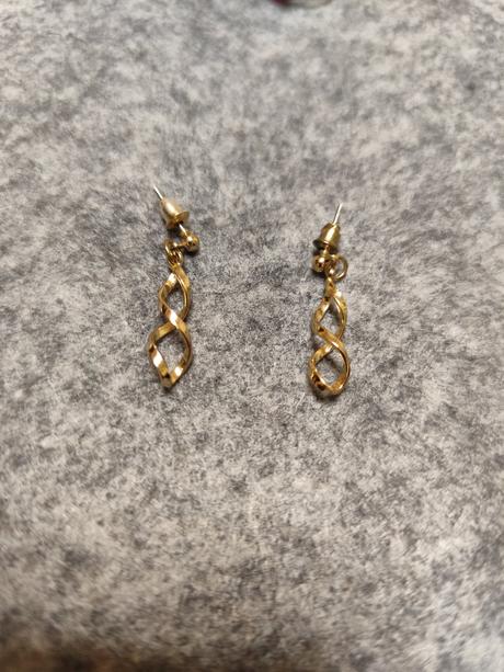 Zamotane nausnicky zlatej farby, 