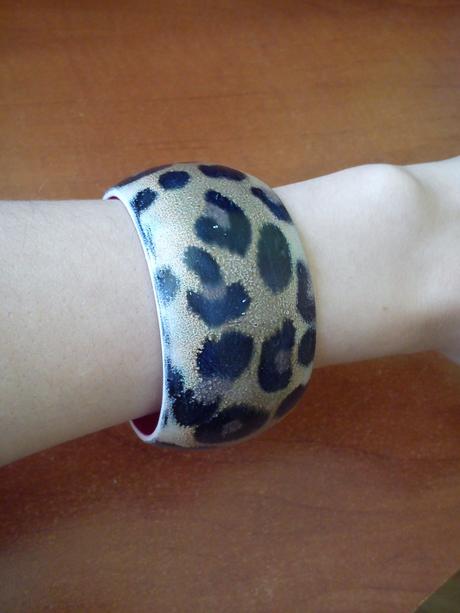 Leopardí drevený náramok,