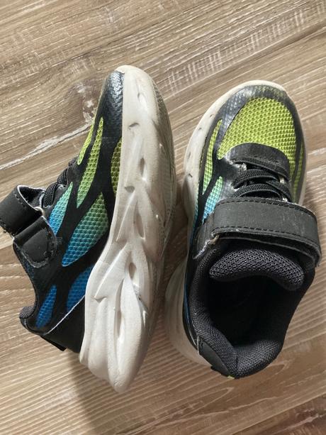 Blikajúce tenisky, 25