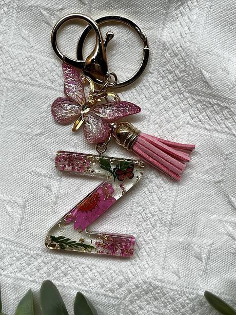 Ručne vyrobené živicové kľúčenky, 