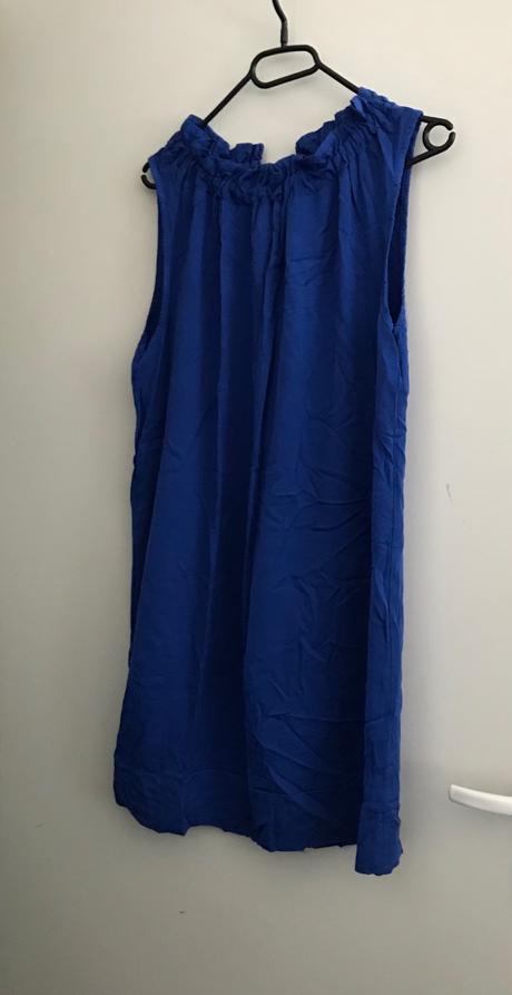 Šaty s viazanim okolo krku, 