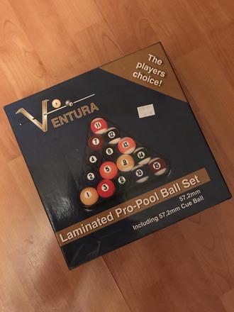 Billiardove gule a drevený trojuholník,