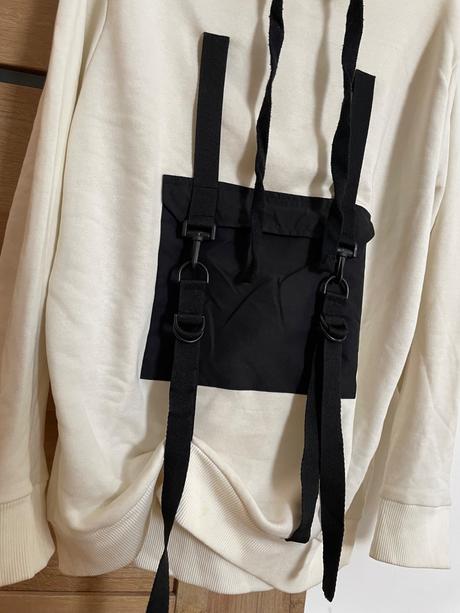 Mikina so zaujímavými detailmi, m