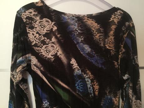 Šaty so zavinovacím efektom, l