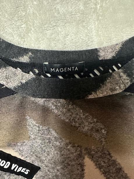 Pekné vzorované šaty s vreckami zn. magenta, l / m