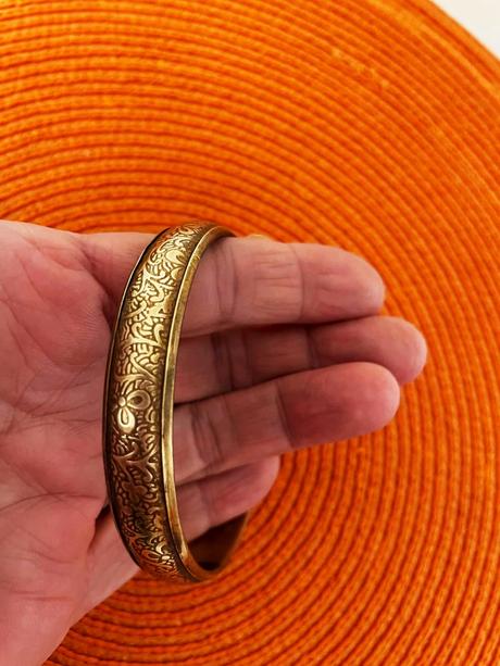 Starožitný gravírovaný náramok, 