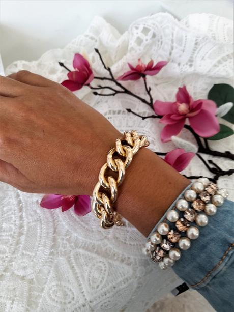 Mohutný zlatý náramok,